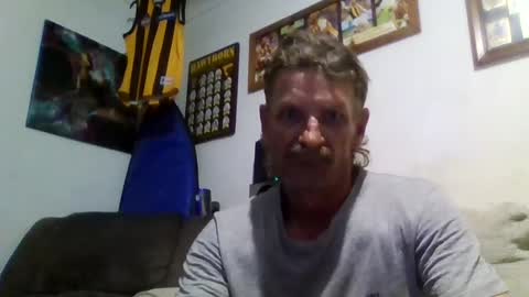 Snapshot of niceozziecockxxx chatting on 04/17/26, 10:24 Sexiishaine online show from 04/17/26, 10:24