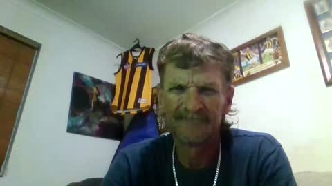 Snapshot of niceozziecockxxx chatting on 04/26/26, 07:55 Sexiishaine online show from 04/26/26, 07:55