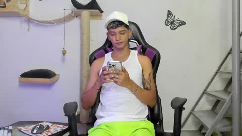 Snapshot of nick_greey chatting on 05/13/26, 09:11 Frank online show from 05/13/26, 09:11