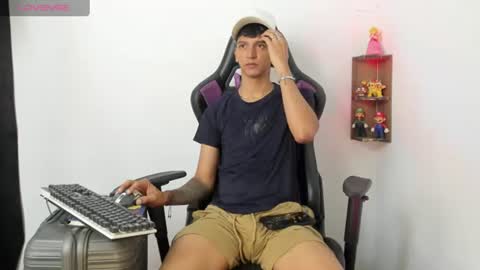 Snapshot of nick_greey chatting on 07/11/26, 08:33 Frank online show from 07/11/26, 08:33