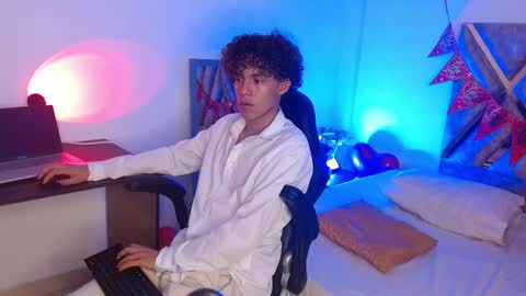 Nickolas Muoz online show from 02/18/25, 06:04