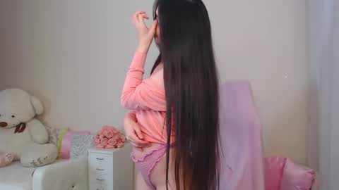 Nicole Online at about after 1000  6  UK time or 900  - 500  UK time it approximate time interval online show from 03/09/25, 10:52