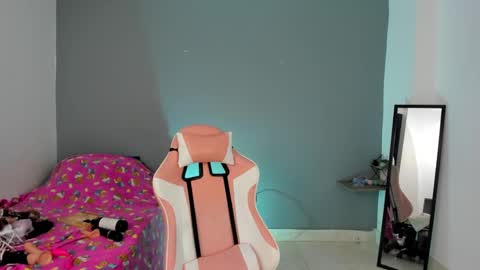 Snapshot of nicol_jone chatting on 01/12/25, 05:24 Nicol sanchez online show from 01/12/25, 05:24