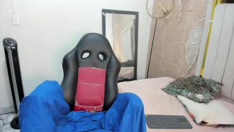 Snapshot of nicol_zurich chatting on 04/24/26, 07:27 NIKOL online show from 04/24/26, 07:27