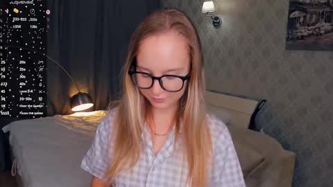 Snapshot of nicolavanderbie chatting on 10/20/25, 04:07 Nicoletta online show from 10/20/25, 04:07