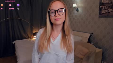 Snapshot of nicolavanderbie chatting on 10/21/25, 02:40 Nicoletta online show from 10/21/25, 02:40