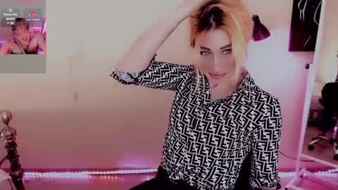 Snapshot of nicole_g0ld_ chatting on 02/22/25, 11:03 Nicole online show from 02/22/25, 11:03