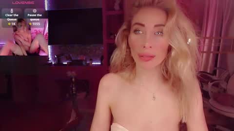 Snapshot of nicole_g0ld_ chatting on 10/04/25, 01:25 Nicole online show from 10/04/25, 01:25