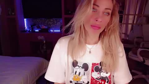 Snapshot of nicole_g0ld_ chatting on 10/26/25, 11:31 Nicole online show from 10/26/25, 11:31