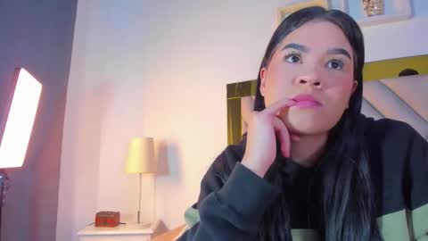 nicole_grace0 online show from 10/10/25, 12:04