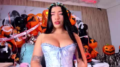 nicolee19_ online show from 10/31/25, 11:11