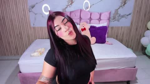 nicolee19_ online show from 04/07/26, 10:59