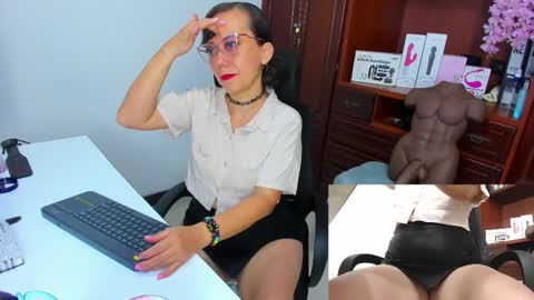 Nicolett Ryan  online show from 10/18/25, 04:37
