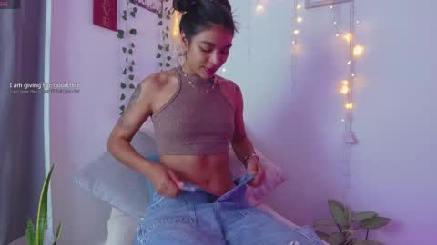 Snapshot of nicolle_swt chatting on 05/15/26, 12:12 Nicolle online show from 05/15/26, 12:12