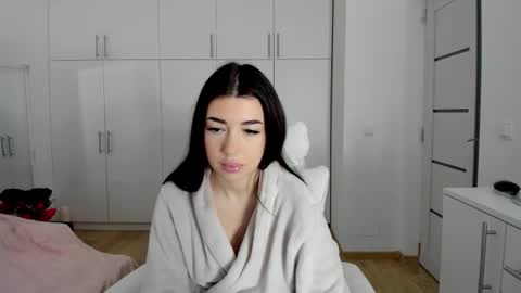 Nicolle online show from 02/01/26, 05:39