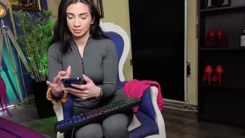 Nicolle online show from 02/20/25, 07:23