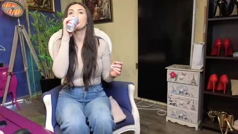 Nicolle online show from 02/25/25, 08:47