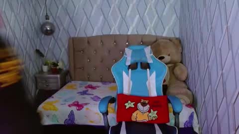 Nicolle Miley online show from 02/19/25, 04:12