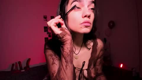 Snapshot of nightfloatt chatting on 11/21/25, 10:03 Daisy online show from 11/21/25, 10:03