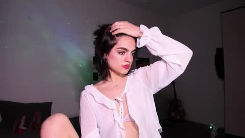 Snapshot of nightfloatt chatting on 12/17/25, 01:06 Daisy online show from 12/17/25, 01:06