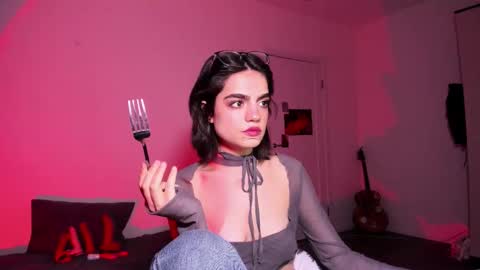 Snapshot of nightfloatt chatting on 12/21/25, 03:52 Daisy online show from 12/21/25, 03:52