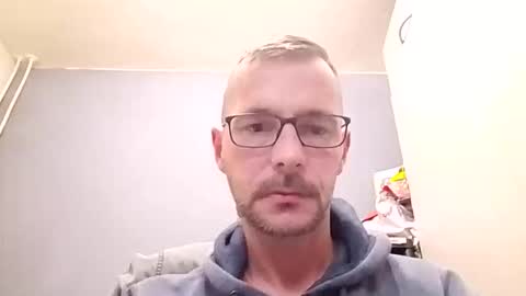 Snapshot of nighthawk28 chatting on 09/30/25, 04:56 MikeVanDyck online show from 09/30/25, 04:56