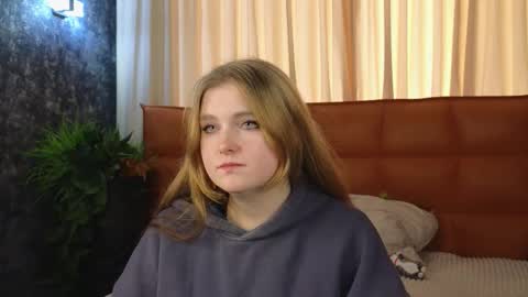 Snapshot of nightsaffron chatting on 11/25/25, 07:30 Azalea online show from 11/25/25, 07:30