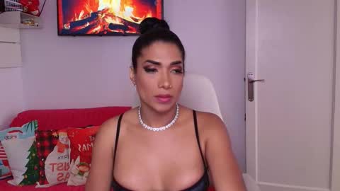 Snapshot of niickylovee chatting on 12/21/25, 10:11 Nicolle Bustamante online show from 12/21/25, 10:11