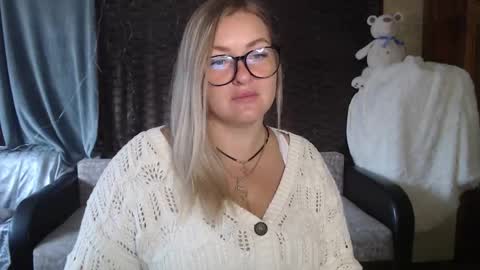 Snapshot of nikaskylink chatting on 09/19/25, 04:14 Nika online show from 09/19/25, 04:14