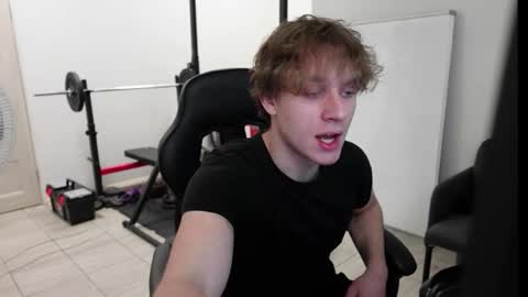 Snapshot of nikki_hard chatting on 12/14/25, 02:33 nikki online show from 12/14/25, 02:33