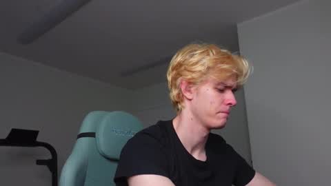 Snapshot of nikki_hard chatting on 12/20/25, 08:43 nikki online show from 12/20/25, 08:43