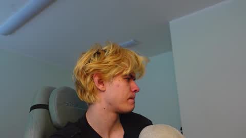 Snapshot of nikki_hard chatting on 01/12/26, 08:19 nikki online show from 01/12/26, 08:19