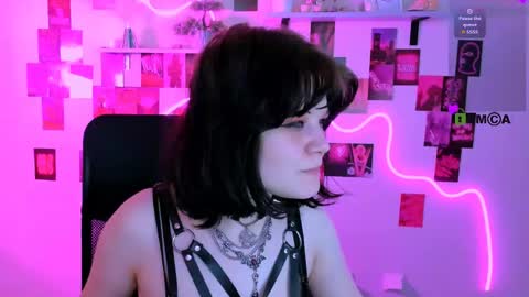 Snapshot of nikki_kiss_ chatting on 04/25/26, 01:41 nikki_kiss_ online show from 04/25/26, 01:41