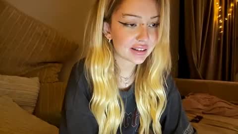 nicolette online show from 12/25/24, 09:43