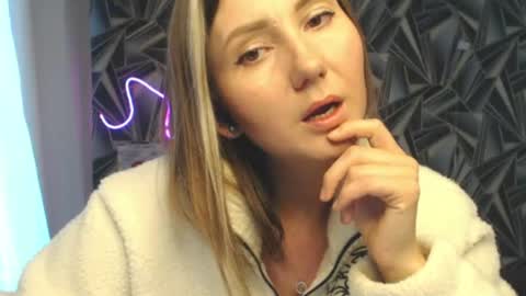 Snapshot of nikkikiss___ chatting on 06/19/26, 01:32 nikkikiss___ online show from 06/19/26, 01:32