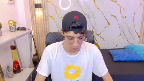 Snapshot of nikolay_gregori chatting on 06/25/26, 04:23 online show from 06/25/26, 04:23