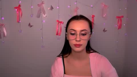 nikonara_ online show from 04/18/26, 12:31