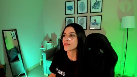 Snapshot of nina__dixon chatting on 09/18/25, 10:12 Nina online show from 09/18/25, 10:12