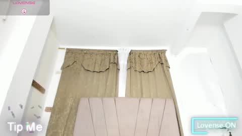 nina_keller_ online show from 11/28/25, 11:18