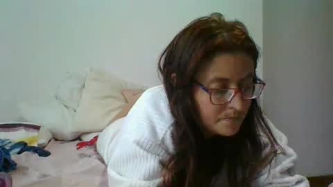 Snapshot of nina_petit chatting on 02/17/25, 08:04 Nina online show from 02/17/25, 08:04