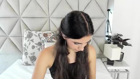 Snapshot of nina_pons chatting on 10/06/25, 08:17 Nina online show from 10/06/25, 08:17