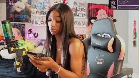 NIVIA WOLFE online show from 02/05/25, 04:36