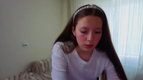 Snapshot of nivorelle chatting on 05/17/26, 01:51 Polly 3 online show from 05/17/26, 01:51