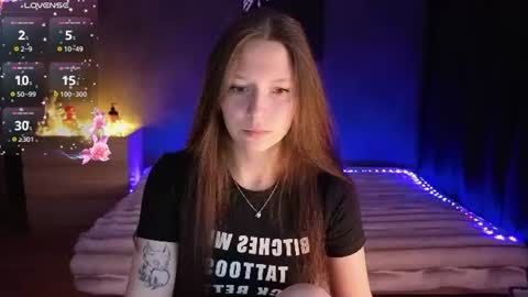 Snapshot of nivorelle chatting on 07/02/26, 08:20 Polly 3 online show from 07/02/26, 08:20