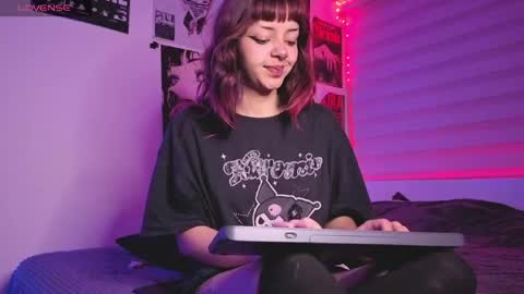 Snapshot of nixxi_ chatting on 07/27/26, 05:36 nix online show from 07/27/26, 05:36