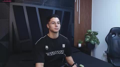 Snapshot of noah_clarkk chatting on 02/01/26, 03:43 Noah online show from 02/01/26, 03:43