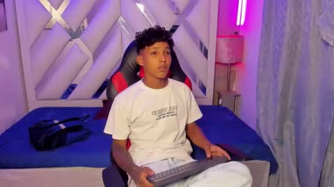 Snapshot of noah_smith77 chatting on 02/26/26, 11:37 NOAH SMITH online show from 02/26/26, 11:37