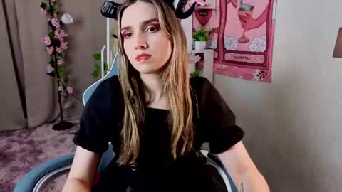 Snapshot of nocturnehuntress chatting on 06/25/26, 07:46 Alice online show from 06/25/26, 07:46