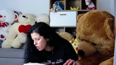 Snapshot of noirbella chatting on 05/22/26, 08:36 noirbella online show from 05/22/26, 08:36