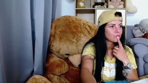Snapshot of noirbella chatting on 07/31/26, 11:04 noirbella online show from 07/31/26, 11:04
